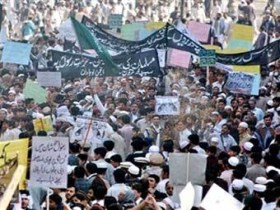 Мусульмане митингуют против карикатур на Мухаммеда. Фото AFP Мусульмане митингуют против карикатур на Мухаммеда. Фото AFP
