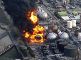 Пожар в промзоне японского города, вызванный землетрясением. Фото: Reuters Пожар в промзоне японского города, вызванный землетрясением. Фото: Reuters