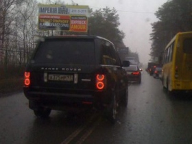 Автомобиль Михалкова едет по встречной полосе. Фото с сайта www.ru-vederko.livejournal.com Автомобиль Михалкова едет по встречной полосе. Фото с сайта www.ru-vederko.livejournal.com