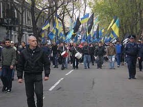 Украинские националисты. Фото с сайта www.img.nr2.ru Украинские националисты. Фото с сайта www.img.nr2.ru