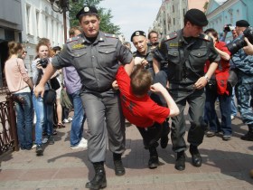 Задержание участника акции в честь дня рождения Ходорковского на Арбате. Фото: Каспаров.Ru Задержание участника акции в честь дня рождения Ходорковского на Арбате. Фото: Каспаров.Ru