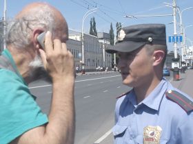 Полицейский и пикетчик, фото для Каспарова.Ru Полицейский и пикетчик, фото для Каспарова.Ru