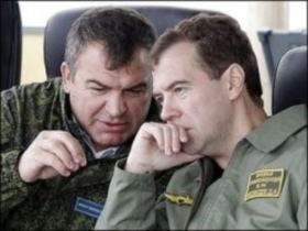 Анатолий Сердюков и Дмитрий Медведев. Фото с сайта static.newsland.ru Анатолий Сердюков и Дмитрий Медведев. Фото с сайта static.newsland.ru