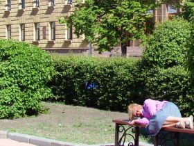 Бомж у пензенского правительства, фото Виктора Надеждина, Каспаров.Ru Бомж у пензенского правительства, фото Виктора Надеждина, Каспаров.Ru