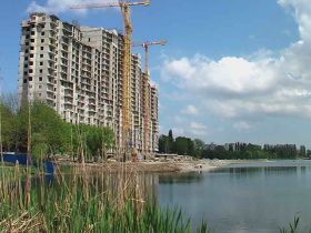 Незаконная стройка на озере Карасун.Фото с сайта: greenpatrol.ru Незаконная стройка на озере Карасун.Фото с сайта: greenpatrol.ru