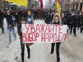 Сторонники Аллы Джиоевой. Фото с сайта http://mn.ru Сторонники Аллы Джиоевой. Фото с сайта http://mn.ru