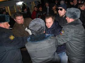 Полицейские во время митинга выхватывают мегафон у Сергея Ежова. Фото Антона Насонова Полицейские во время митинга выхватывают мегафон у Сергея Ежова. Фото Антона Насонова