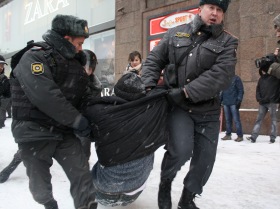 Задержание участника акции "Не допустим самозванцев в парламент!". Фото Каспарова.Ru Задержание участника акции "Не допустим самозванцев в парламент!". Фото Каспарова.Ru