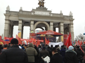 Митинг на ВДНХ. Фото из "Твиттера" @sovkusomsahara Митинг на ВДНХ. Фото из "Твиттера" @sovkusomsahara