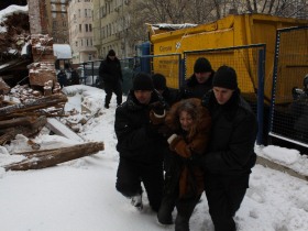 Охрана выводит активистов со стройки в Большом Козихинском Фото: Василий Иванов, Каспаров.Ru Охрана выводит активистов со стройки в Большом Козихинском Фото: Василий Иванов, Каспаров.Ru