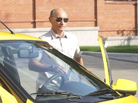 Владимир Путин возле "Лады Калины". Фото: news.flexcom.ru Владимир Путин возле "Лады Калины". Фото: news.flexcom.ru