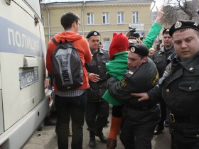 Задержание участницы акции в поддержку Pussy Riot. Фото: Каспаров.Ru Задержание участницы акции в поддержку Pussy Riot. Фото: Каспаров.Ru