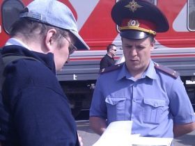 Вручение уведомления о недопустимости экстремизма. Фото с сайта periscop.prpc.ru Вручение уведомления о недопустимости экстремизма. Фото с сайта periscop.prpc.ru