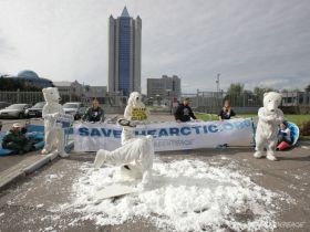 Акция Гринписа у офиса "Газпрома". Фото с сайта greenpeace.org Акция Гринписа у офиса "Газпрома". Фото с сайта greenpeace.org
