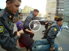 Задержание на акции "Балаклавинг". Кадр из видео с сайта Грани.Ru Задержание на акции "Балаклавинг". Кадр из видео с сайта Грани.Ru