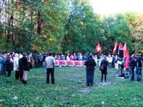 Митинг в лесу. Фото Виктора Шамаева, Каспаров.Ru Митинг в лесу. Фото Виктора Шамаева, Каспаров.Ru