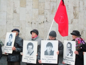 Акция памяти жертв событий 1993 года. Фото: nnm.ru Акция памяти жертв событий 1993 года. Фото: nnm.ru