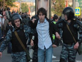Задержание Кирилла Гончарова 6 мая. Фото с сайта: youthyabloko.ru Задержание Кирилла Гончарова 6 мая. Фото с сайта: youthyabloko.ru