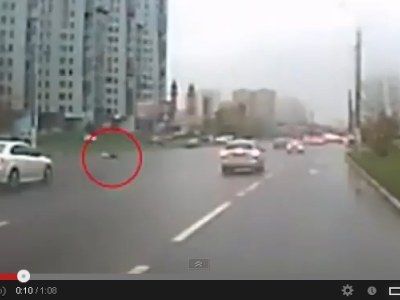 Прокурор сбил насмерть девушку. Кадр видео YouTube Прокурор сбил насмерть девушку. Кадр видео YouTube