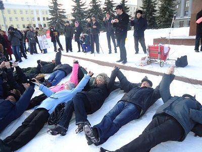 Кировские предприниматели на Театральной площади провели лежачую забастовку. Фото из блога panarina-nadya.livejournal.com Кировские предприниматели на Театральной площади провели лежачую забастовку. Фото из блога panarina-nadya.livejournal.com
