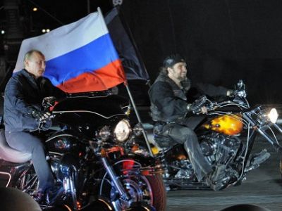 Путин и придворные байкеры. Фото svit24.net Путин и придворные байкеры. Фото svit24.net