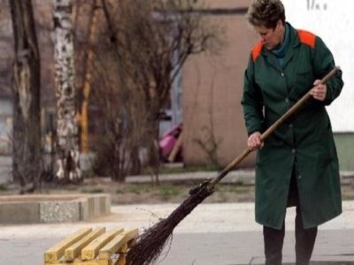 Женщина-дворник. Фото: infovoronezh.ru Женщина-дворник. Фото: infovoronezh.ru