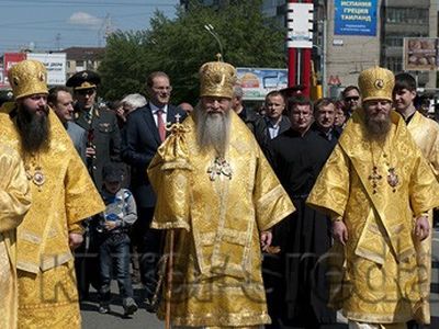 Новосибирское чиновники на Крестном ходе. Фрагмент фото: kurer-sreda.ru Новосибирское чиновники на Крестном ходе. Фрагмент фото: kurer-sreda.ru
