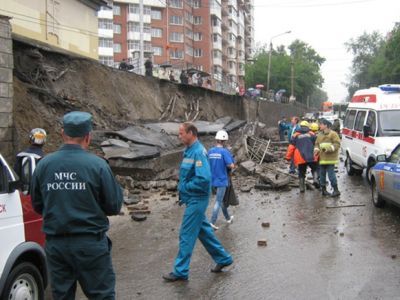 Обрушение подпорной стены в Красноярске. Фото с сайта topnews24.ru Обрушение подпорной стены в Красноярске. Фото с сайта topnews24.ru