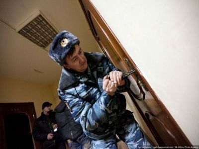 Взлом двери сотрудниками полиции. Фото: fishki.net Взлом двери сотрудниками полиции. Фото: fishki.net