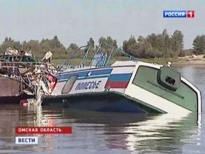 Затонувший теплоход "Полесье-8". Кадр телеканала "Россия-1". Затонувший теплоход "Полесье-8". Кадр телеканала "Россия-1".