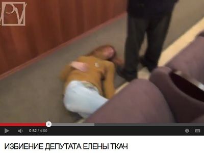Избиение Елены Ткач. Кадр из ролика http://youtu.be/Oa0L32hCLSo Избиение Елены Ткач. Кадр из ролика http://youtu.be/Oa0L32hCLSo