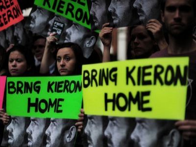 В поддержку Кирона Брайана Фото: inotv.rt.com В поддержку Кирона Брайана Фото: inotv.rt.com