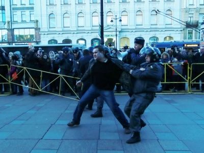 Задержание на "Стратегии-31" в Петербурге. Фото: Валентина Романова Задержание на "Стратегии-31" в Петербурге. Фото: Валентина Романова