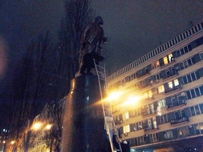 снос памятника Ленину в Киеве. Фото из блога zyalt.livejournal.com/ снос памятника Ленину в Киеве. Фото из блога zyalt.livejournal.com/