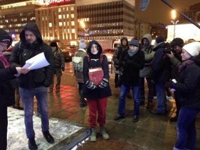 Акция у РИА "Новости". Фото: "Твиттер" Ксении Живаго Акция у РИА "Новости". Фото: "Твиттер" Ксении Живаго