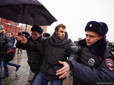 Задержание на акции в поддержку телеканала "Дождь" (Абанин Алексей, yopolis.ru) Задержание на акции в поддержку телеканала "Дождь" (Абанин Алексей, yopolis.ru)