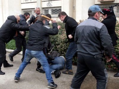 Члены так называемых "отрядов самообороны Крыма" битами избивают проукраински настроенного активиста. Фото: svoboda.org Члены так называемых "отрядов самообороны Крыма" битами избивают проукраински настроенного активиста. Фото: svoboda.org