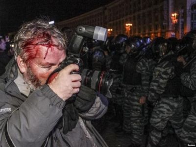 Журналист Reuters на Евромайдене. Фото: Reuters Журналист Reuters на Евромайдене. Фото: Reuters