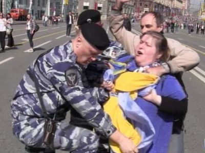 Задержание активистов на акции в поддержку Украины (grani.ru) Задержание активистов на акции в поддержку Украины (grani.ru)