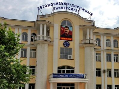 Портрет Сталина на здании МАДИ в Махачкале. Фото: kavkaz-uzel.ru Портрет Сталина на здании МАДИ в Махачкале. Фото: kavkaz-uzel.ru