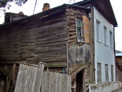 Фасад и изнанка домов. Фото: Виктор Шамаев, Каспаров.Ru Фасад и изнанка домов. Фото: Виктор Шамаев, Каспаров.Ru