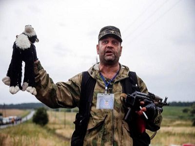 Бандит из "ДНР" держит детскую игрушку из уничтоженного террористами "Боинга" Бандит из "ДНР" держит детскую игрушку из уничтоженного террористами "Боинга"