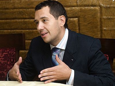 Первый кандидат в губернаторы Челябинской области подал в избирком подписи в свою поддержку. Фото: irinagundareva.com Первый кандидат в губернаторы Челябинской области подал в избирком подписи в свою поддержку. Фото: irinagundareva.com