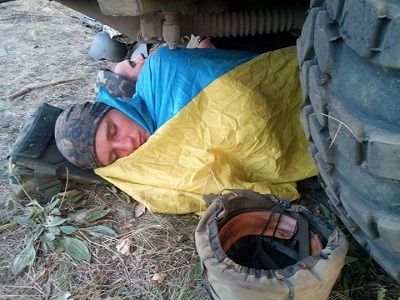 Один из военнослужащих 72-й бригады во время объявленной голодовки. Источник - https://www.facebook.com/photo.php?fbid=345263035623597&set=a.106002239549679.15538.100004197103713&type=1&fref=nf Один из военнослужащих 72-й бригады во время объявленной голодовки. Источник - https://www.facebook.com/photo.php?fbid=345263035623597&set=a.106002239549679.15538.100004197103713&type=1&fref=nf