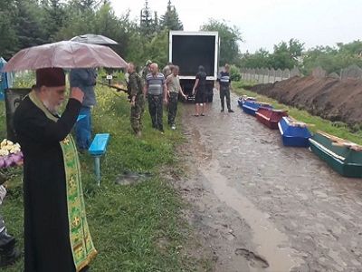 Похороны убитых боевиков, Славянск, июнь 2014. Источник - http://lifenewscontent.ru/ Похороны убитых боевиков, Славянск, июнь 2014. Источник - http://lifenewscontent.ru/