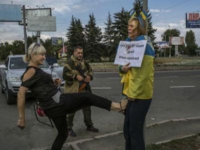 Издевательства карателей и наемников из "ДНР" над Ириной Довгань. Источник - http://inforesist.org/ukrainka-kotoruyu-unizhali-bojcy-dnr-osvobozhdena-smi/ Издевательства карателей и наемников из "ДНР" над Ириной Довгань. Источник - http://inforesist.org/ukrainka-kotoruyu-unizhali-bojcy-dnr-osvobozhdena-smi/
