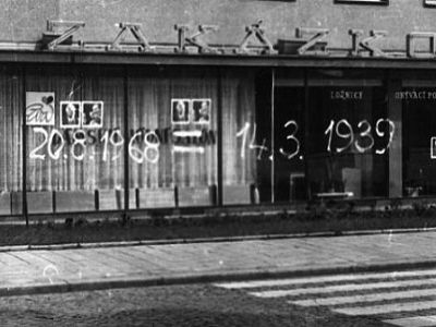 Прага, 1968 г. Граффити с датами начала нацистской и советской оккупации. Источник - http://img11.nnm.me/ Прага, 1968 г. Граффити с датами начала нацистской и советской оккупации. Источник - http://img11.nnm.me/
