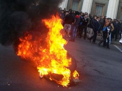 Покрышки под Радой. Источник - https://twitter.com/euromaidan Покрышки под Радой. Источник - https://twitter.com/euromaidan