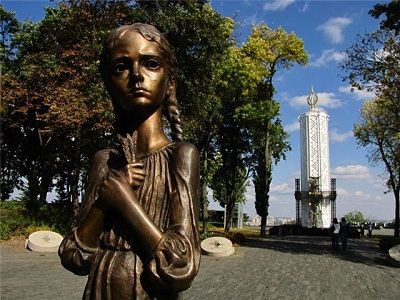 Памятник жертвам Голодомора. Фото: viti.com.ua Памятник жертвам Голодомора. Фото: viti.com.ua