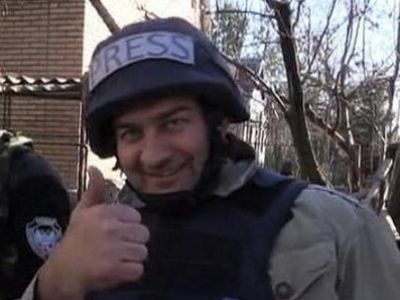 Пореченков позирует в каске "Пресса". Фото: pbs.twimg.com Пореченков позирует в каске "Пресса". Фото: pbs.twimg.com